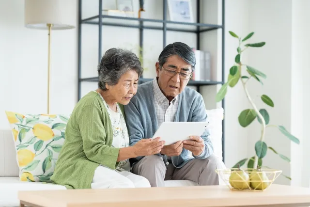 悩む年配の夫婦